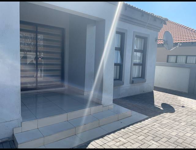 3 BEDROOM FREESTANDING FOR SALE IN THE ORCHARDS